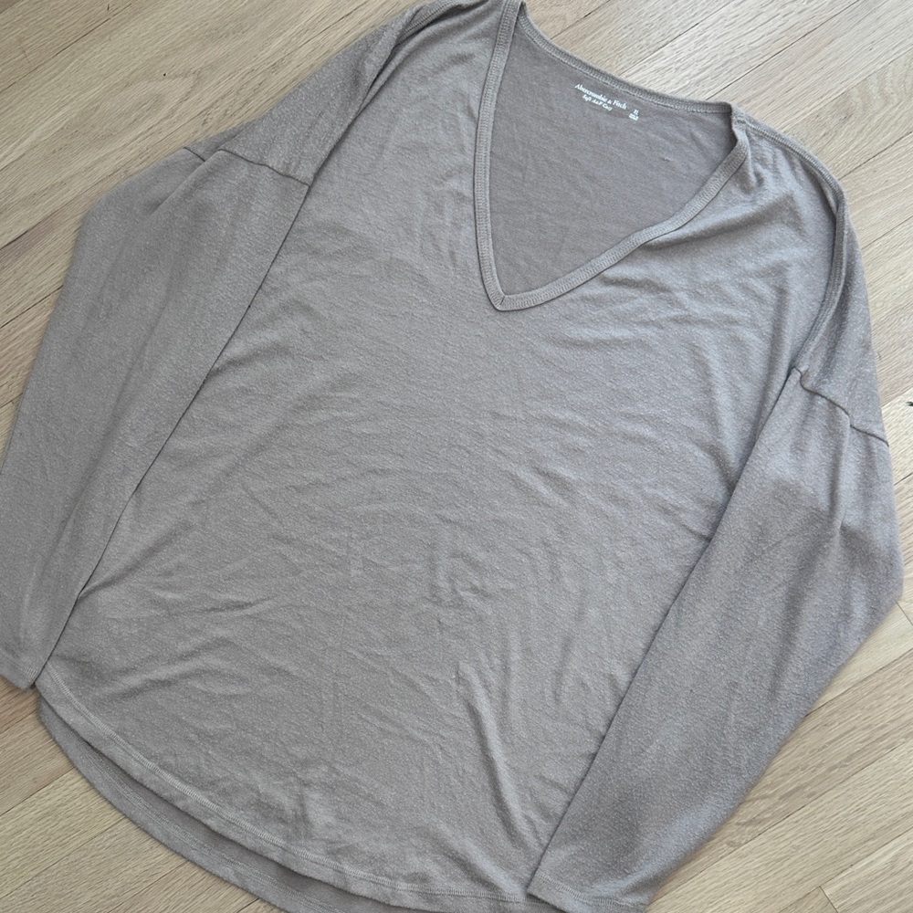 Abercrombie & Fitch Soft Cozy V-Neck Long Sleeve Top in Taupe XL